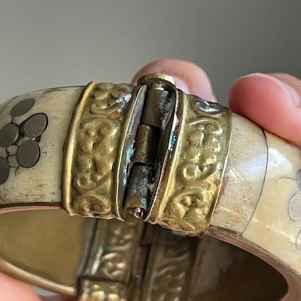 Vintage Ivory-Tone Inlay brass Bangle Bracelet w latch